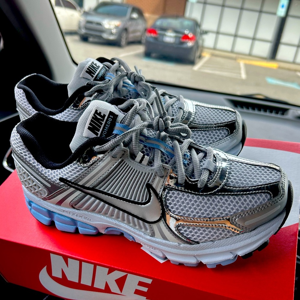 Women’s Nike Zoom Vomero 5 white, blue, grey